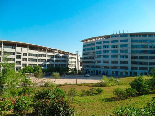 各类重点学科很多,比起青岛理工,青岛科技大学才是重点大学