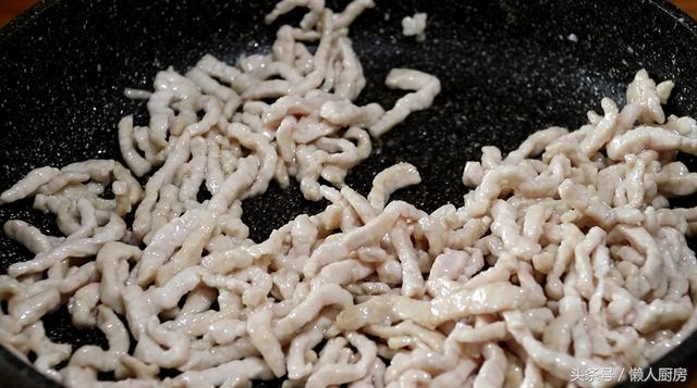 教你京酱肉丝的家常做法,肉丝嫩滑,酱香浓郁,简单摆盘更好看