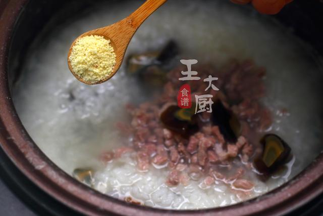 皮蛋瘦肉粥最正宗的做法,鲜咸美味,营养丰富,一家人都喜欢