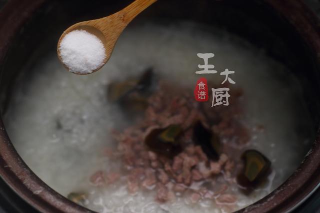 皮蛋瘦肉粥最正宗的做法,鲜咸美味,营养丰富,一家人都喜欢