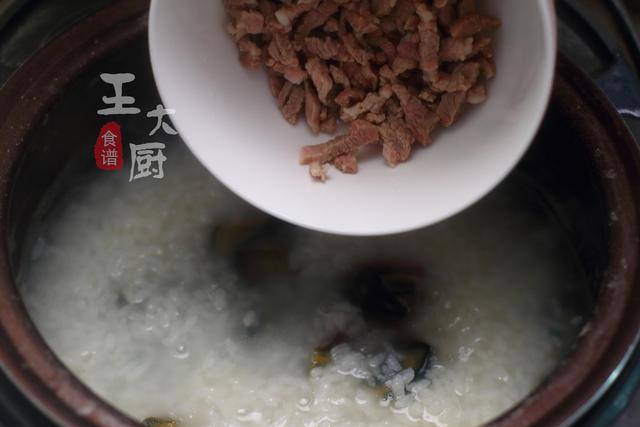 皮蛋瘦肉粥最正宗的做法,鲜咸美味,营养丰富,一家人都喜欢
