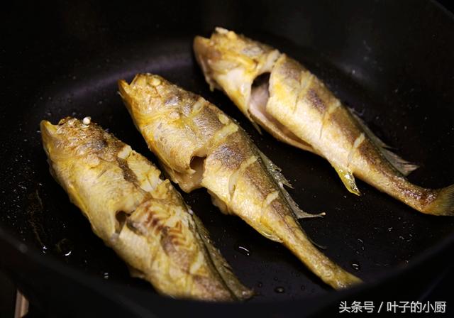 冰冻小黄鱼怎么做好吃?教您一招,入味又不腥!附煎鱼不粘的窍门