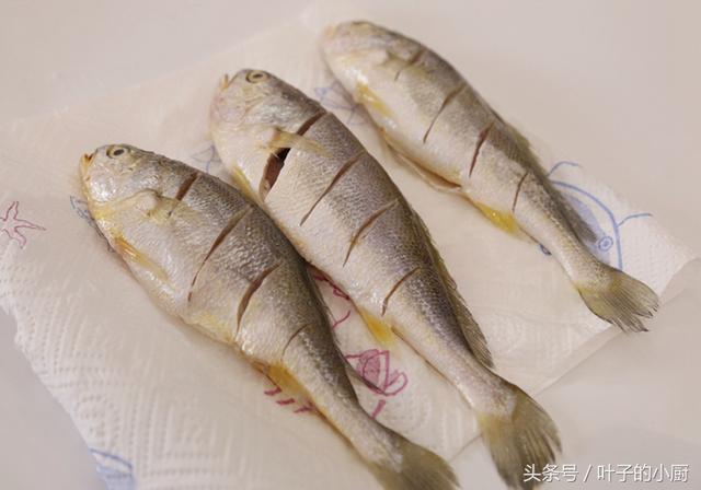 冰冻小黄鱼怎么做好吃?教您一招,入味又不腥!附煎鱼不粘的窍门