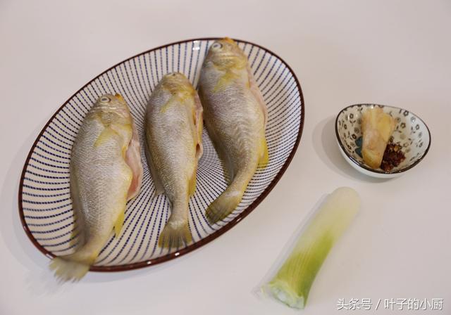 冰冻小黄鱼怎么做好吃?教您一招,入味又不腥!附煎鱼不粘的窍门