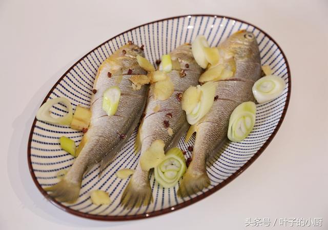 冰冻小黄鱼怎么做好吃?教您一招,入味又不腥!附煎鱼不粘的窍门