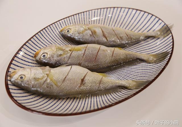 冰冻小黄鱼怎么做好吃?教您一招,入味又不腥!附煎鱼不粘的窍门