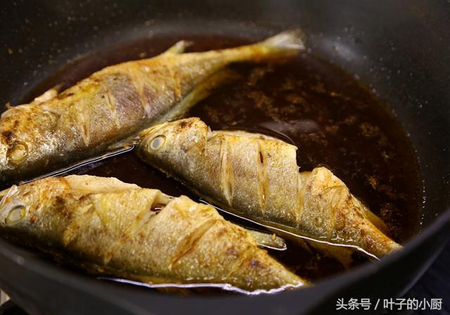 冰冻小黄鱼怎么做好吃?教您一招,入味又不腥!附煎鱼不粘的窍门