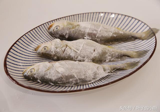 冰冻小黄鱼怎么做好吃?教您一招,入味又不腥!附煎鱼不粘的窍门