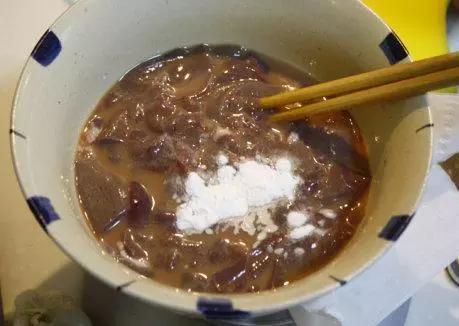 炒猪肝时,千万不要下锅就炒,多加一步,猪肝又香又嫩又不腥!