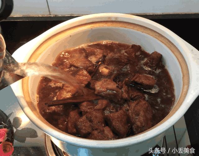 炖牛肉用一个简单的秘诀,炖出来的牛肉软烂入味,口感不会变柴