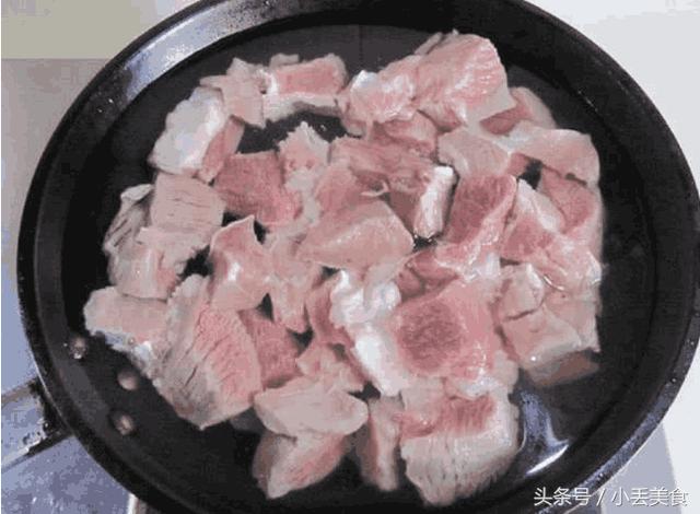 炖牛肉用一个简单的秘诀,炖出来的牛肉软烂入味,口感不会变柴