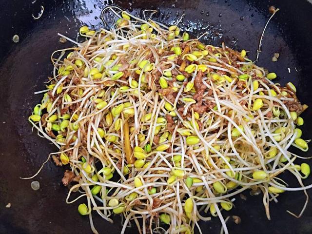 教你做黄豆芽炒粉条,地地道道的农家菜,做法简单,好吃接地气!