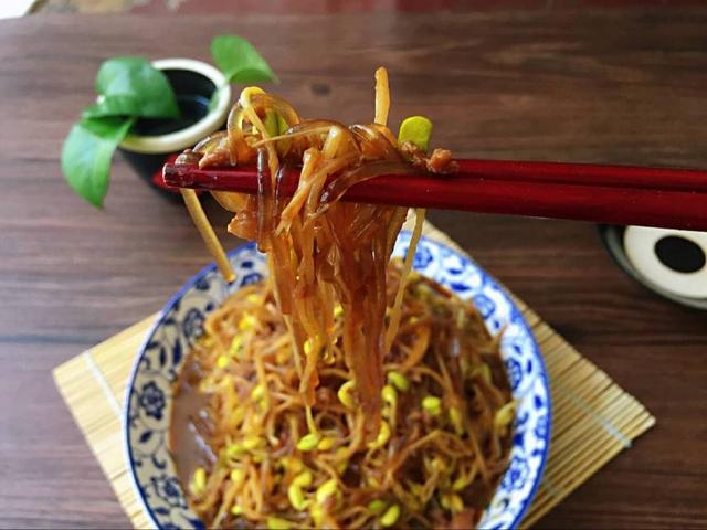 教你做黄豆芽炒粉条,地地道道的农家菜,做法简单,好吃接地气!