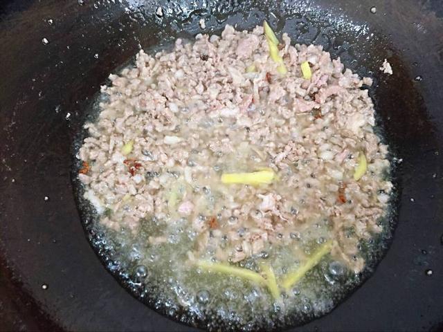 教你做黄豆芽炒粉条,地地道道的农家菜,做法简单,好吃接地气!