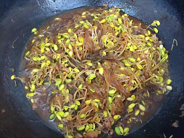 教你做黄豆芽炒粉条,地地道道的农家菜,做法简单,好吃接地气!