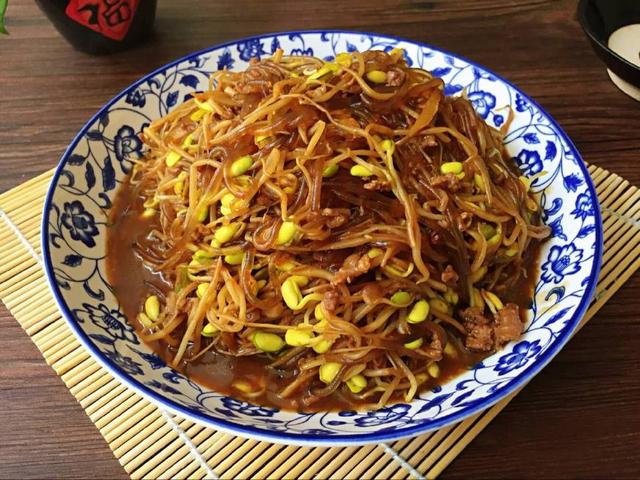 教你做黄豆芽炒粉条,地地道道的农家菜,做法简单,好吃接地气!