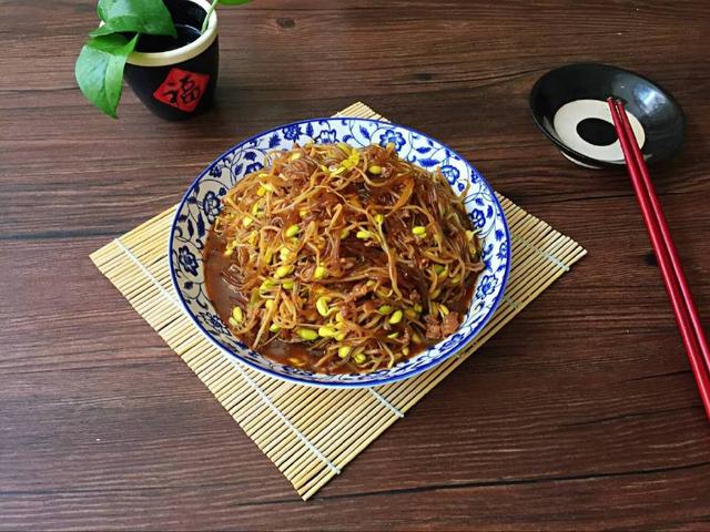 教你做黄豆芽炒粉条,地地道道的农家菜,做法简单,好吃接地气!