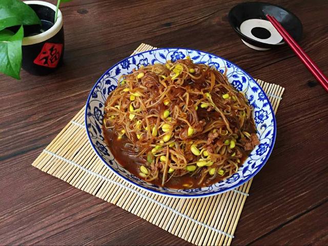教你做黄豆芽炒粉条,地地道道的农家菜,做法简单,好吃接地气!