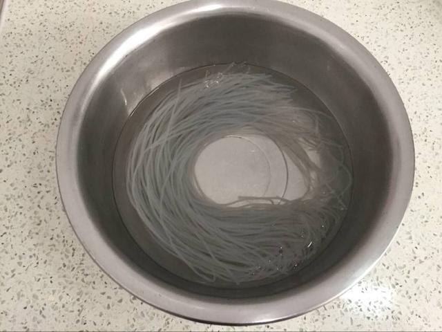 教你做黄豆芽炒粉条,地地道道的农家菜,做法简单,好吃接地气!