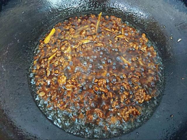 教你做黄豆芽炒粉条,地地道道的农家菜,做法简单,好吃接地气!