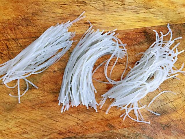 教你做黄豆芽炒粉条,地地道道的农家菜,做法简单,好吃接地气!