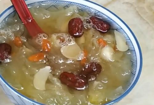 教你一款简单的银耳红枣汤,每天喝上一碗,保证你满脸胶原蛋白