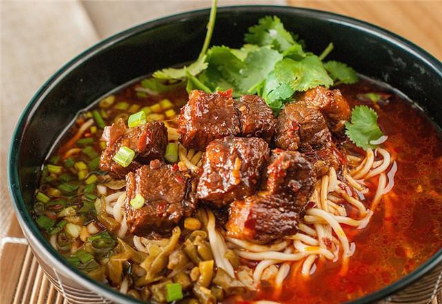 想在家做一碗好吃的牛肉面,好喝的汤头怎么做?大厨告诉你做法!