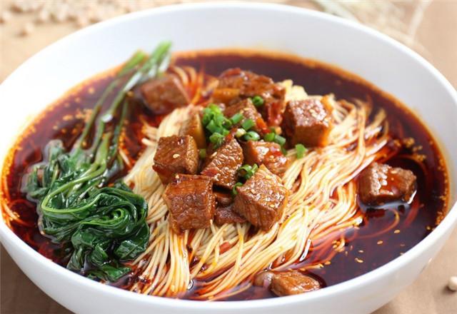 想在家做一碗好吃的牛肉面,好喝的汤头怎么做?大厨告诉你做法!