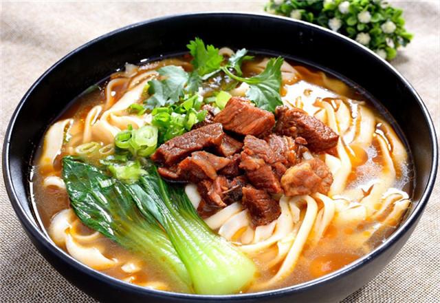想在家做一碗好吃的牛肉面,好喝的汤头怎么做?大厨告诉你做法!