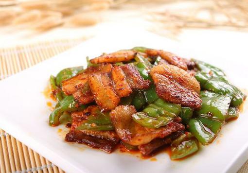 这样做的青椒回锅肉超级好吃，今天晚上就吃它了！