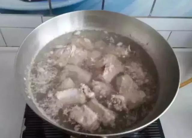 炖排骨千万别再犯这错误了,冷水和开水差别很大