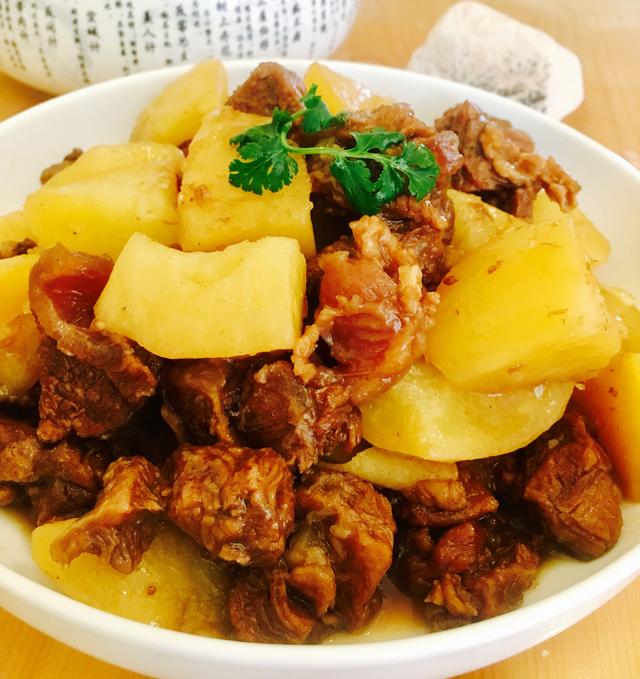 这样做的牛肉和土豆孩子非常爱吃，红烧牛肉炖土豆的家常做法