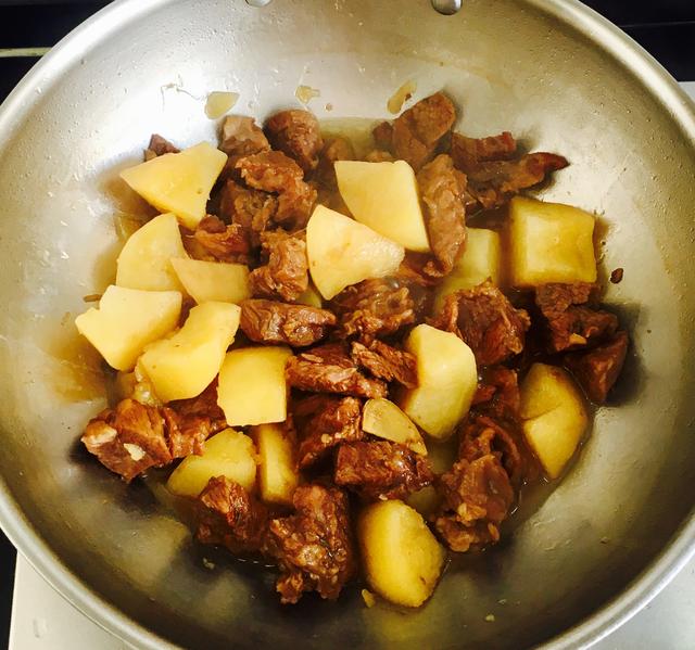 这样做的牛肉和土豆孩子非常爱吃，红烧牛肉炖土豆的家常做法