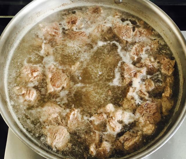 这样做的牛肉和土豆孩子非常爱吃，红烧牛肉炖土豆的家常做法