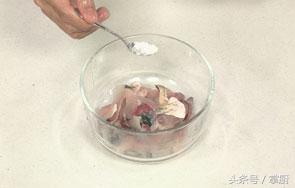 经典川菜水煮鱼片,手把手教你水煮鱼的做法,新手一样能搞定