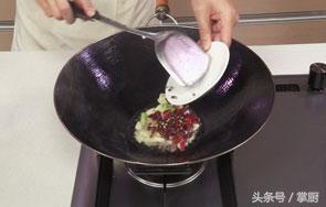 经典川菜水煮鱼片,手把手教你水煮鱼的做法,新手一样能搞定