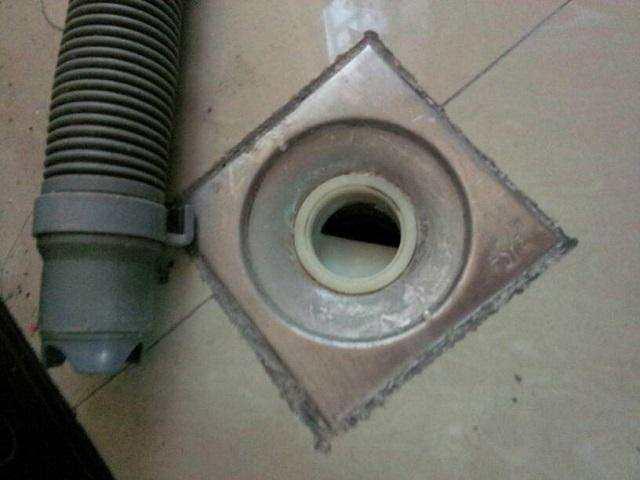 洗衣机排水管万万别插地漏,听邻居一说,才知我家被坑惨了