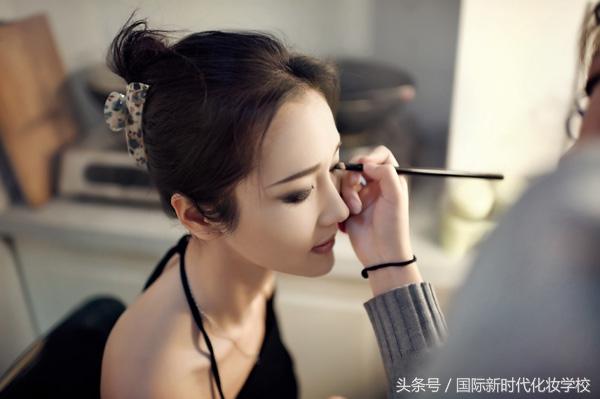 眼影怎么画好看图解 眼影的画法步骤图,Get了