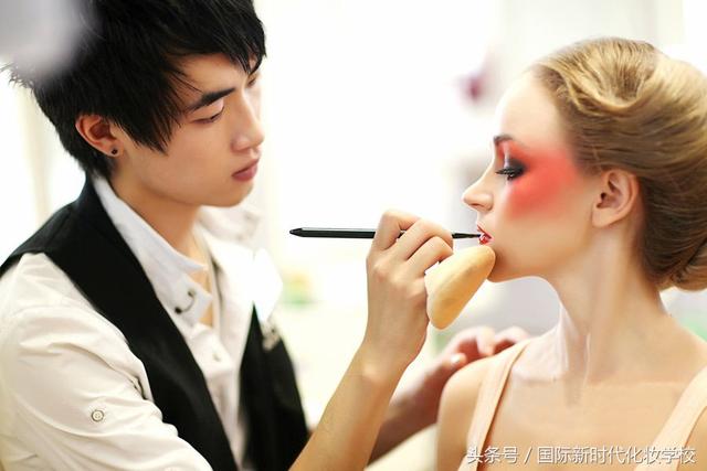 眼影怎么画好看图解 眼影的画法步骤图,Get了
