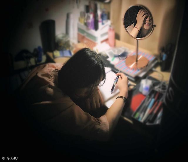 为什么晚上不能照镜子?揭晓晚上照镜子的恐怖真相!