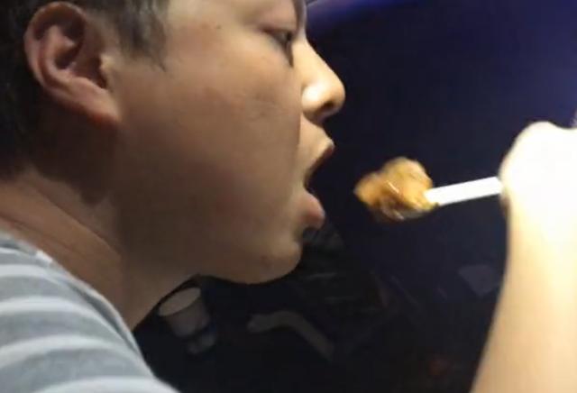 实拍俄罗斯航空的飞机餐,打开满满的大块牛肉,果然是战斗民族