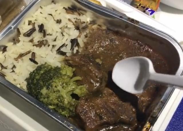 实拍俄罗斯航空的飞机餐,打开满满的大块牛肉,果然是战斗民族