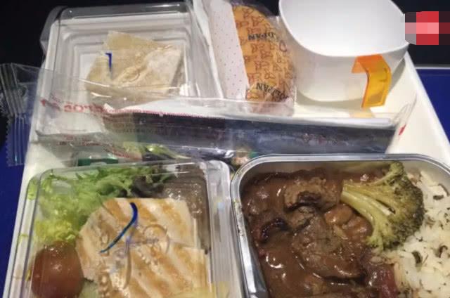 实拍俄罗斯航空的飞机餐，打开满满的大块牛肉，果然是战斗民族