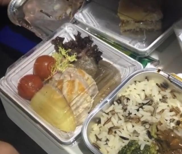 实拍俄罗斯航空的飞机餐,打开满满的大块牛肉,果然是战斗民族