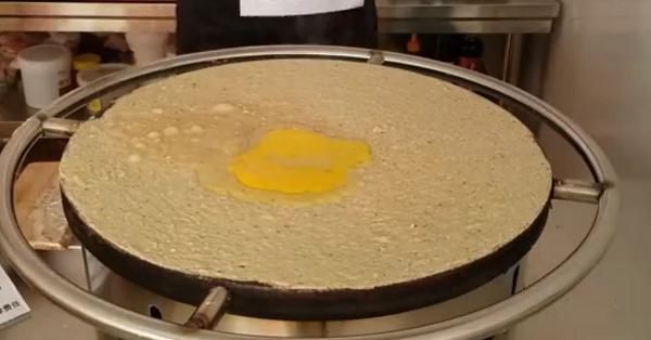 想吃煎饼果子不用出去买了，教你山东煎饼果子做法，比买的还好吃