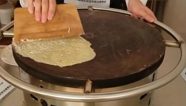 想吃煎饼果子不用出去买了，教你山东煎饼果子做法，比买的还好吃