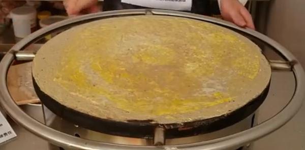 想吃煎饼果子不用出去买了，教你山东煎饼果子做法，比买的还好吃