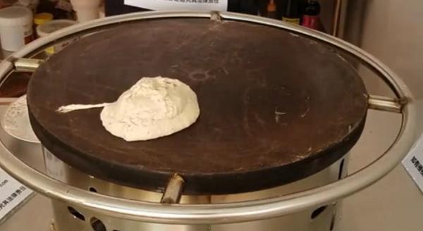 想吃煎饼果子不用出去买了，教你山东煎饼果子做法，比买的还好吃