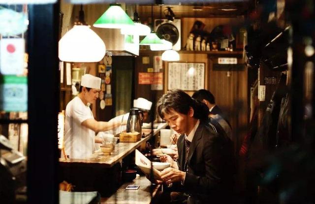 都是做餐饮的,为什么你只能收个一两万,而别家却月入40万?