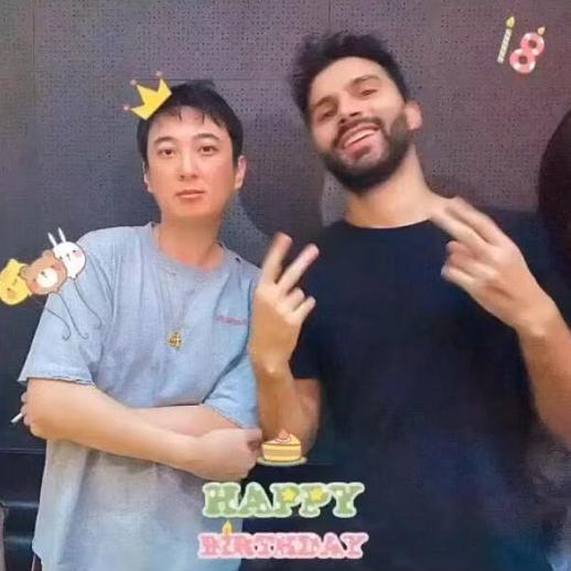 王思聪无惧欠债风波,携手友人在三亚庆生,场面豪华美女环绕